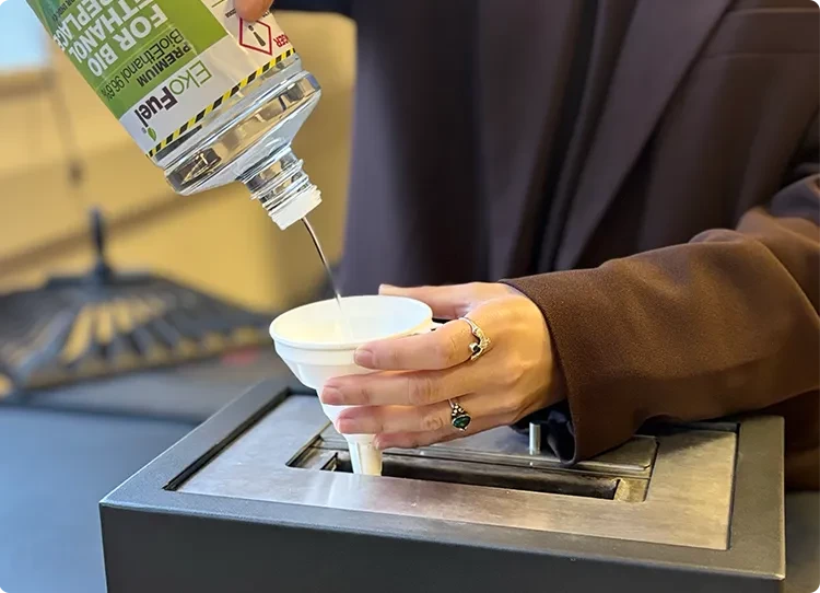 bio-ethanolbrandstof gieten met een trechter