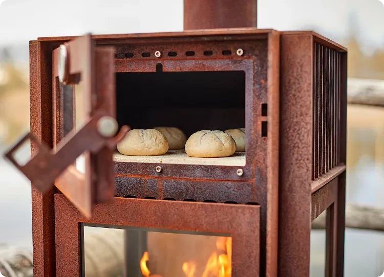 RB73 houtkachel met bovenoven waarin brood wordt gebakken
